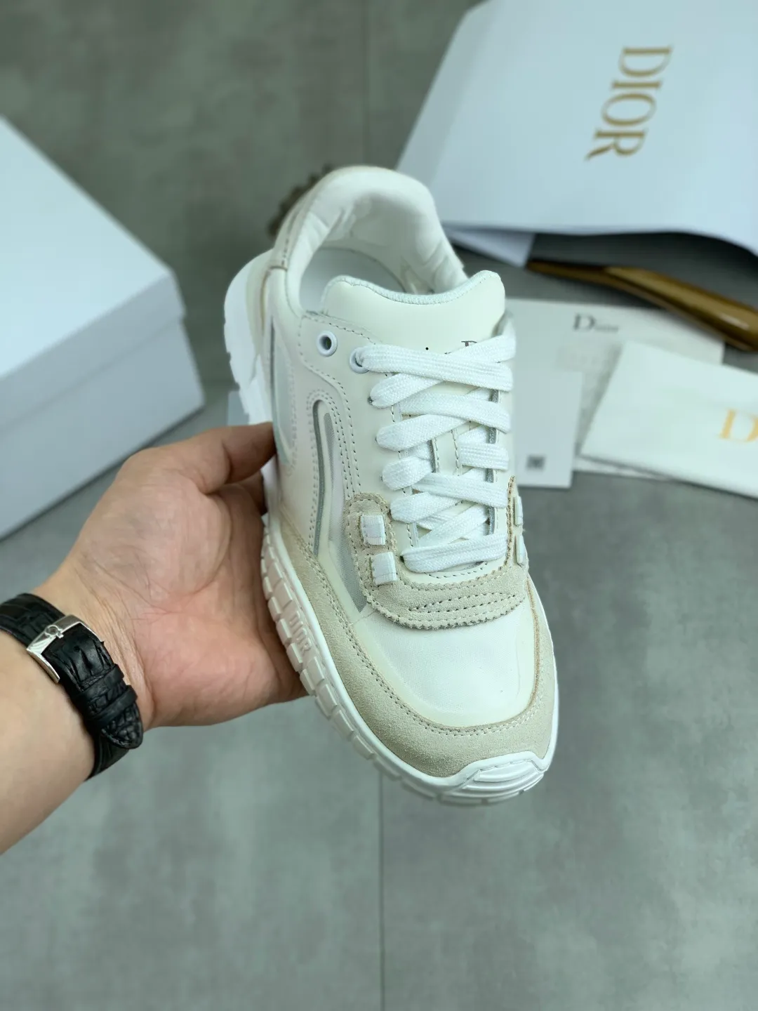 Men's men's shoes P520 new Dior Tech sneakers 2026 early spring series new products, with fashionable details, highlighting retro aesthetics. The light beige anti-suede cow leather upper is spliced ​​with apricot transparent mesh fabric on the side. The upper window edge is adhered with high-frequency flat ironing and back-pressure. It replicates the original craftsmanship, making it beautiful and comfortable without falling off. The interior is made of sheep lining of the same color, which is soft and comfortable. The heel and tongue are embellished with the Paris logo. The textured TPU soles with the same color logo. The high-end version is exquisitely packaged, adding a high-end style.  Code number: 35-46